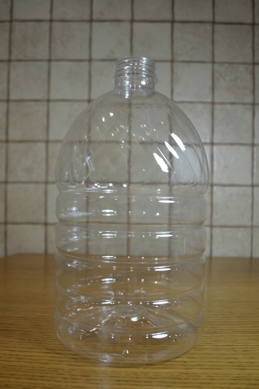 пет пляшка на 4,6л