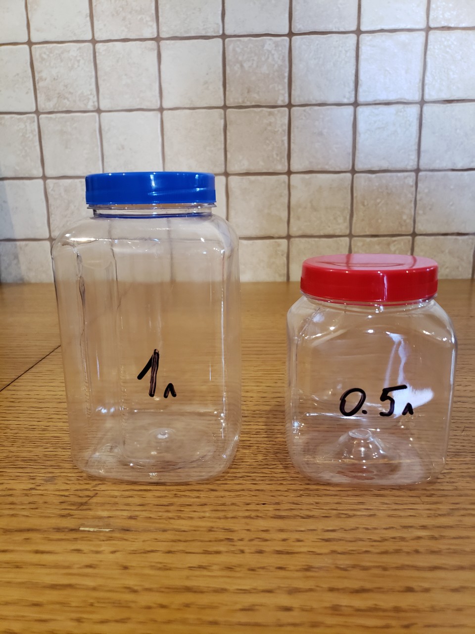 пет баночки 1л та 0.5л